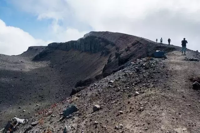 夏山シーズン到来：岩手山、浅間山、草津白根山の登山道規制緩和最新情報