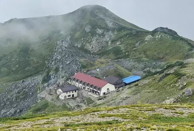 白馬岳登山：雄大な大雪渓と快適な山頂宿舎