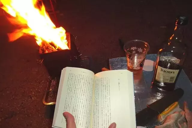 キャンプでのデジタルデトックス：自然の中で本を読む贅沢