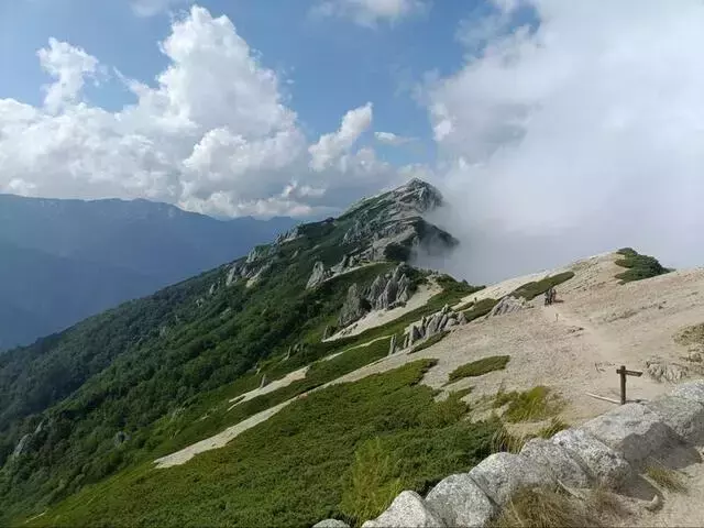 燕岳：北アルプスの女王が誘う絶景ハイキング