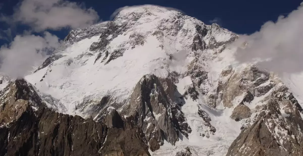 ブロードピーク雪崩遭難：著名登山家の悲劇的な最期