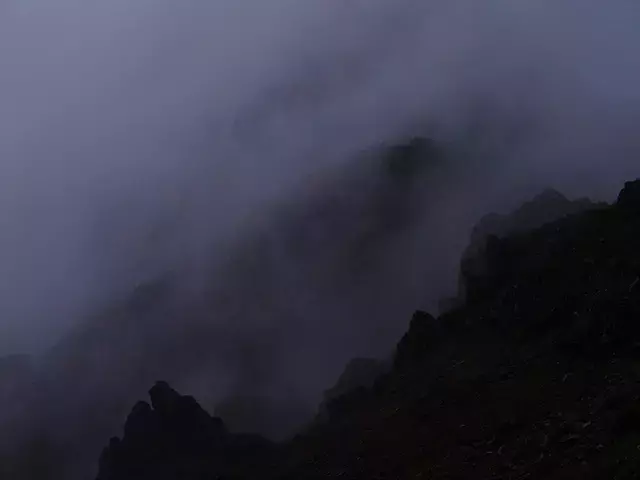 八ヶ岳夜間登山での不可解な体験：濃霧と背後の気配