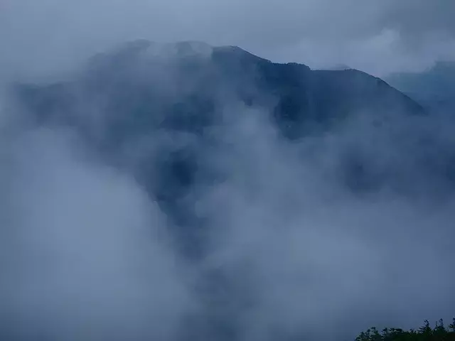 八ヶ岳山小屋での怪異：雨具の登山者の謎