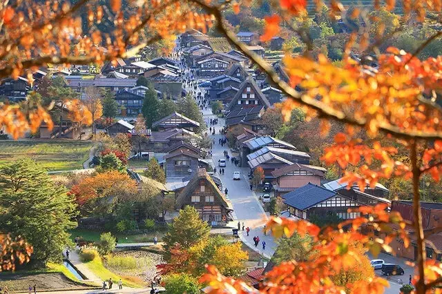 世界遺産と山岳景観を堪能する：白川郷と三方岩岳の旅