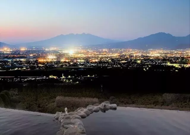 温泉総選挙「絶景部門」4年連続日本一！山梨県「みたまの湯」で味わう甲府盆地のパノラマと古代の恵み