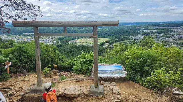 日和田山の象徴、二の鳥居が消失：ハイカーは再建を望む