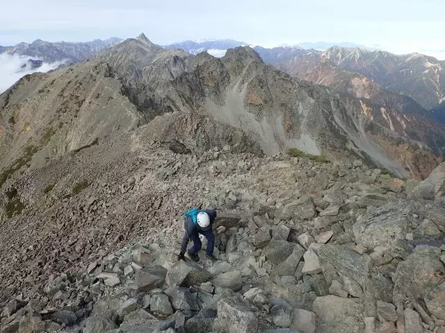 晩秋の奥穂高岳：静寂の北アルプスで楽しむ特別な登山体験