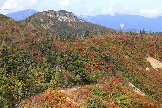 紅葉と名峰の饗宴：秋の絶景登山スポット「三方岩岳」を巡る