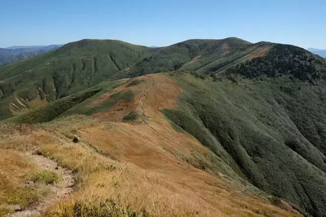 紅葉に染まる巻機山：日本百名山を巡る井戸尾根コースの魅力と注意点