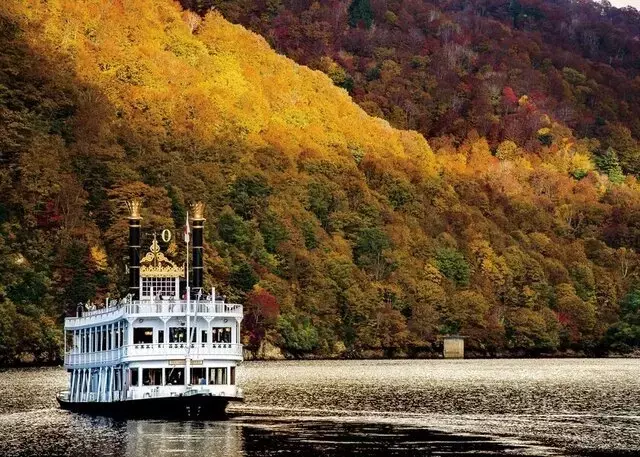 紅葉に彩られた奥只見湖の絶景クルーズ