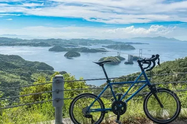 瀬戸内海の絶景を巡るサイクリング：しまなみ海道、今治から亀老山への旅