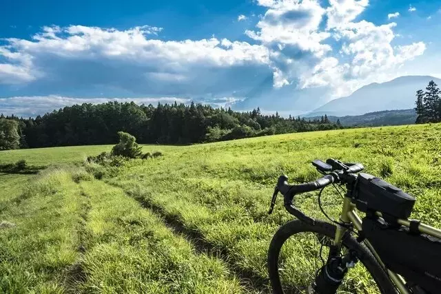 信州の里山を巡るグラベルサイクリング：しなの鉄道サイクルトレインで未舗装路の冒険へ