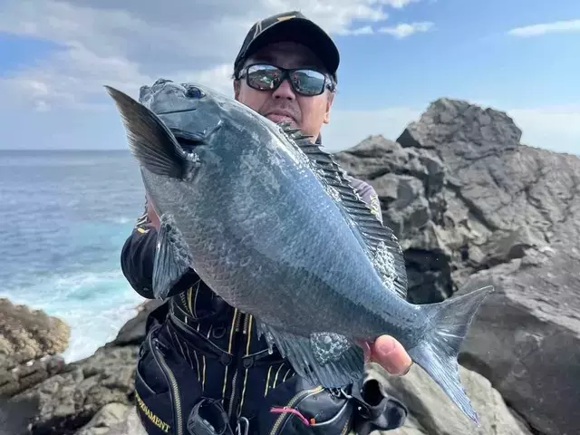 悪天候を乗り越え、40cm超のグレを釣り上げた劇的な釣戦記