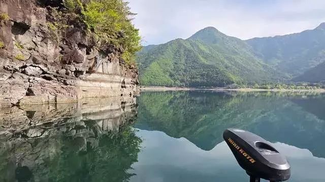 西湖でのバス釣り戦略：表層ゲームで大型魚を狙う