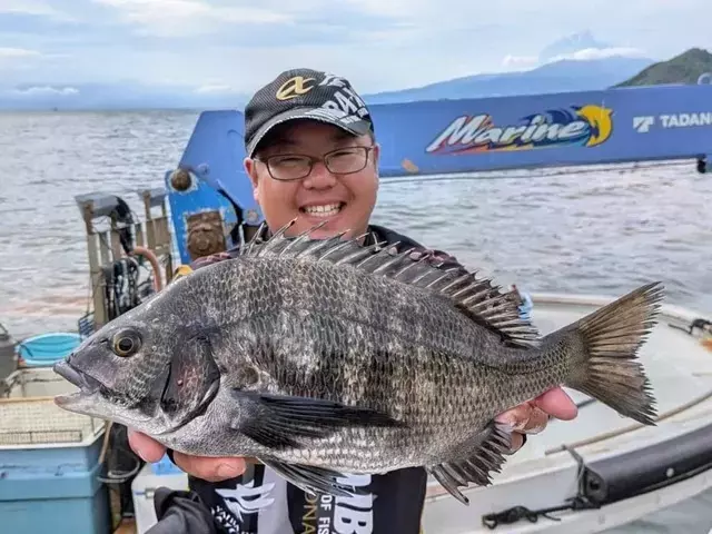 養殖生簀での釣り体験：沼津「春養丸」での大物狙い