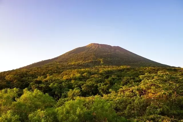 マヨン山で目撃された緑色の火球：自然現象か、それとも未確認飛行物体か？