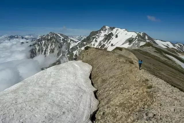 白馬岳夏山シーズン到来！登山道整備と啓発ゲート設置で安全登山を