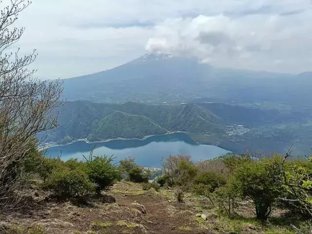 富士山と西湖を望む鬼ヶ岳・雪頭ヶ岳周回トレッキング：絶景と挑戦の融合