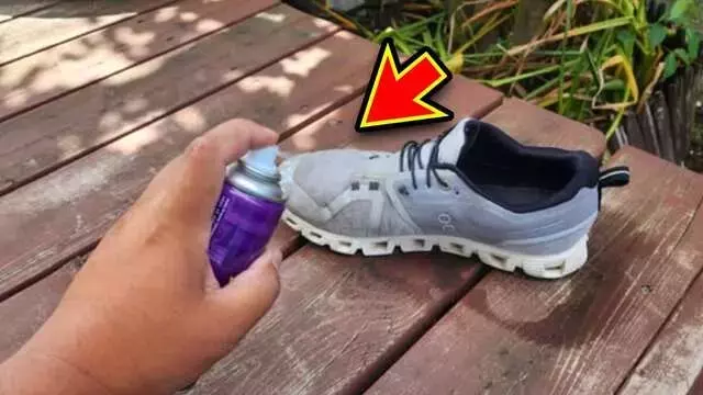 驚異の防水性能！スニーカーを雨から守るクレップスプレーの実力