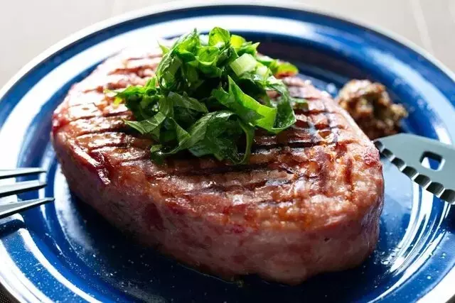 夏キャンプの新たな主役！デンマーク産「ショルダーハム缶」の魅力と活用術