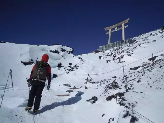 富士山登山、夏季以外の規制と登山者の意識調査