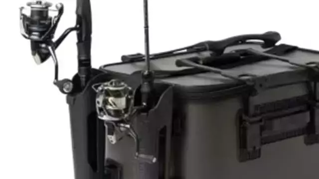 シマノの新タックルバッグ：超硬質素材と進化するロッドレスト