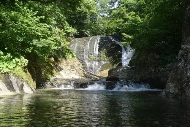 東北の雄大な滝で涼を求める旅：夏に訪れたい絶景スポット