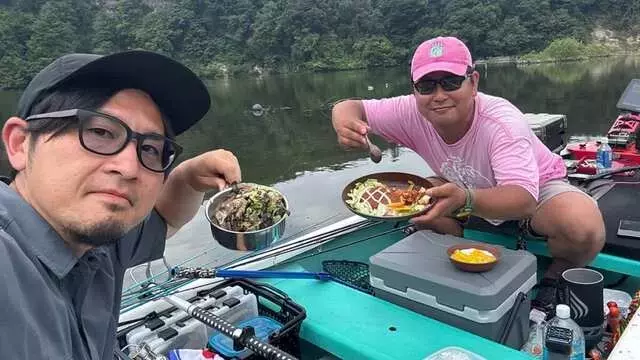 釣り場で楽しむ絶品料理！三島ダムでのバスフィッシングと湖上クッキング対決