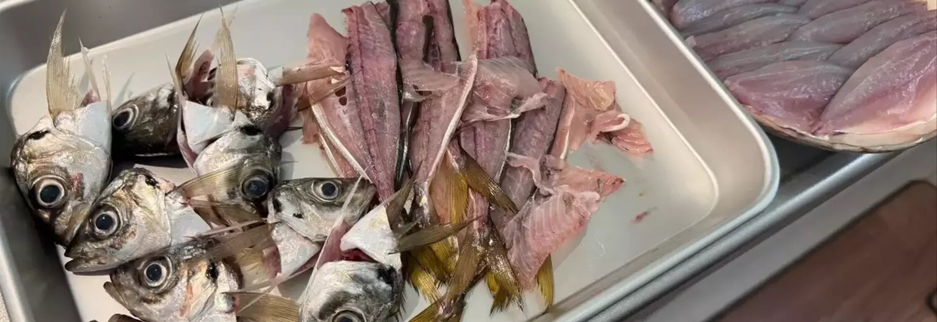 魚の骨や頭から絶品出汁を引き出す秘訣：澄んだ「すまし」と濃厚「パイタン」の作り分け