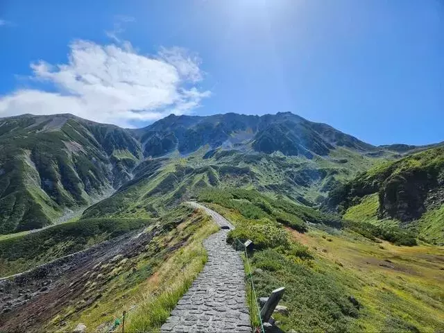 立山黒部アルペンルート「室堂平」を巡る、秋の贅沢な山岳旅行