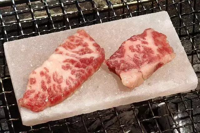 アウトドア料理を格上げ！岩塩プレート活用術