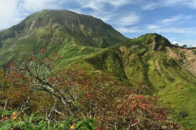 苗場山での秋の登山と山小屋体験：幻想的な湿原と夕焼けの撮影記