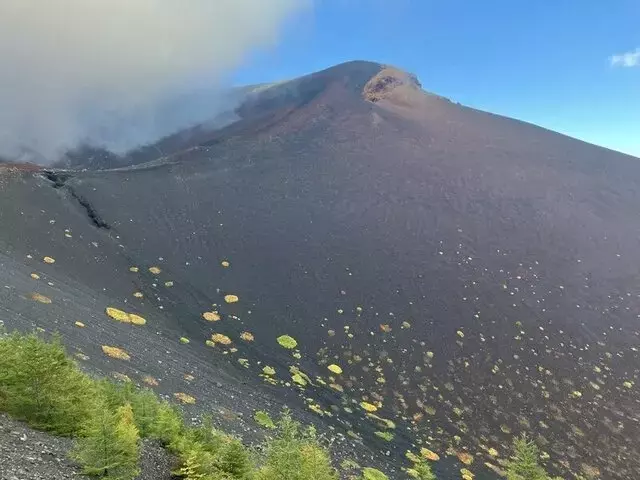 富士山の知られざる魅力：閉山後も楽しめる宝永山の登山体験