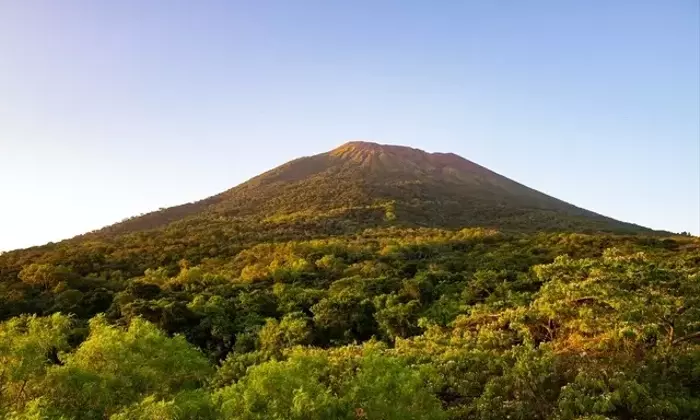 マヨン山で目撃された緑色の火球：自然現象か、それとも未確認飛行物体か？