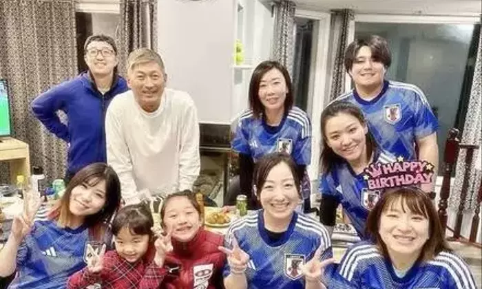 カーリング選手が振り返るサッカーW杯、ロコ・ソラーレ集合写真にファン歓喜