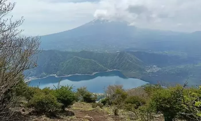 富士山と西湖を望む鬼ヶ岳・雪頭ヶ岳周回トレッキング：絶景と挑戦の融合