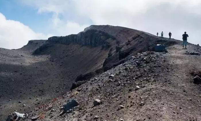 夏山シーズン到来：岩手山、浅間山、草津白根山の登山道規制緩和最新情報