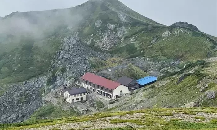 白馬岳登山：雄大な大雪渓と快適な山頂宿舎