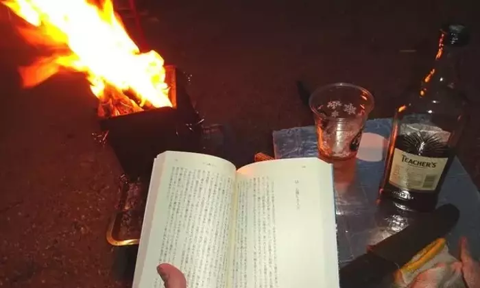 キャンプでのデジタルデトックス：自然の中で本を読む贅沢