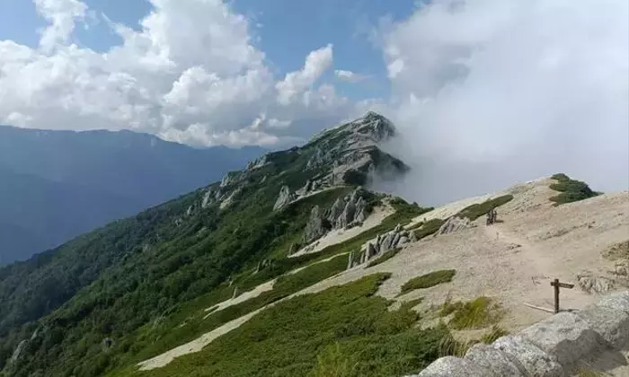燕岳：北アルプスの女王が誘う絶景ハイキング