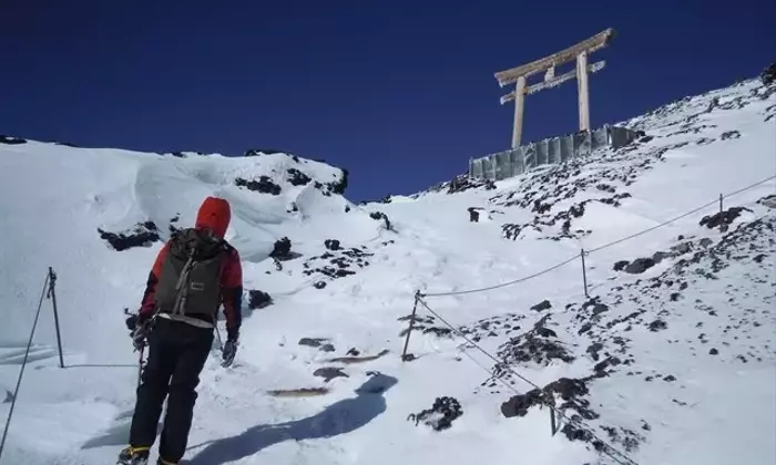 富士山登山、夏季以外の規制と登山者の意識調査