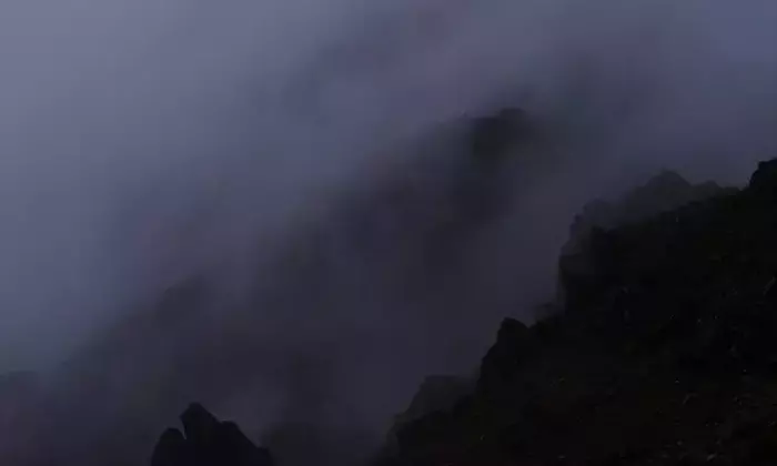八ヶ岳夜間登山での不可解な体験：濃霧と背後の気配