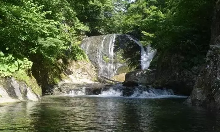 東北の雄大な滝で涼を求める旅：夏に訪れたい絶景スポット