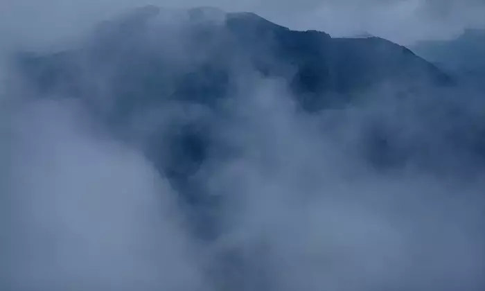 八ヶ岳山小屋での怪異：雨具の登山者の謎
