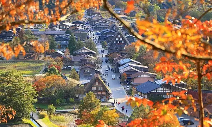 世界遺産と山岳景観を堪能する：白川郷と三方岩岳の旅