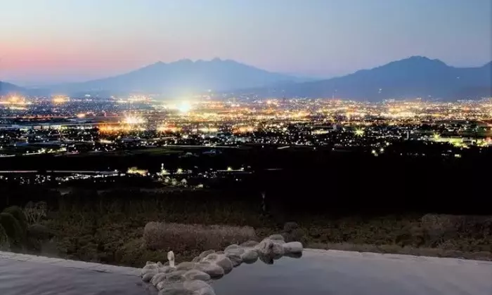 温泉総選挙「絶景部門」4年連続日本一！山梨県「みたまの湯」で味わう甲府盆地のパノラマと古代の恵み