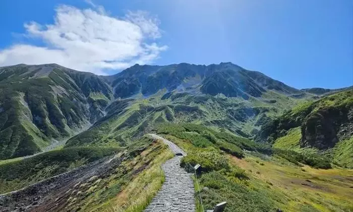 立山黒部アルペンルート「室堂平」を巡る、秋の贅沢な山岳旅行