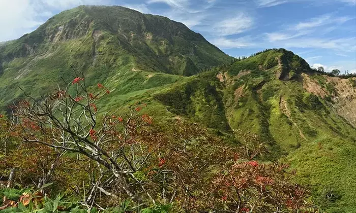 苗場山での秋の登山と山小屋体験：幻想的な湿原と夕焼けの撮影記