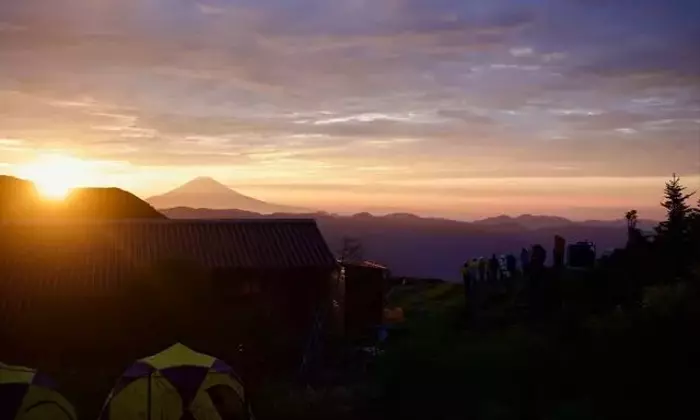 光岳山小屋、長雨の影響と運営の現状