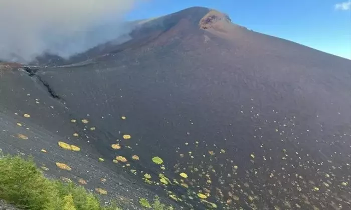 富士山の知られざる魅力：閉山後も楽しめる宝永山の登山体験